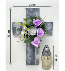 Kříž se svíčkou a umělou květinou ve fialové barvě