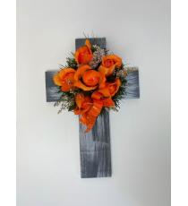 Kříž s umělou květinou v oranžové barvě, 40 x 26 x 17 cm